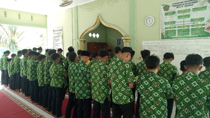 Siswa MTsN 7 Bungo Laksanakan Shalat Dzuhur Berjamaah di Mushola Assa'adah