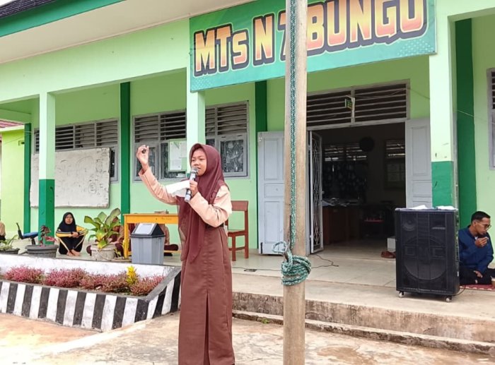 Penampilan Penuh Haru: Widia VII B Bacakan Puisi Kembalilah Ibu di Grand Final Ajang Minat Bakat MTsN 7 Bungo