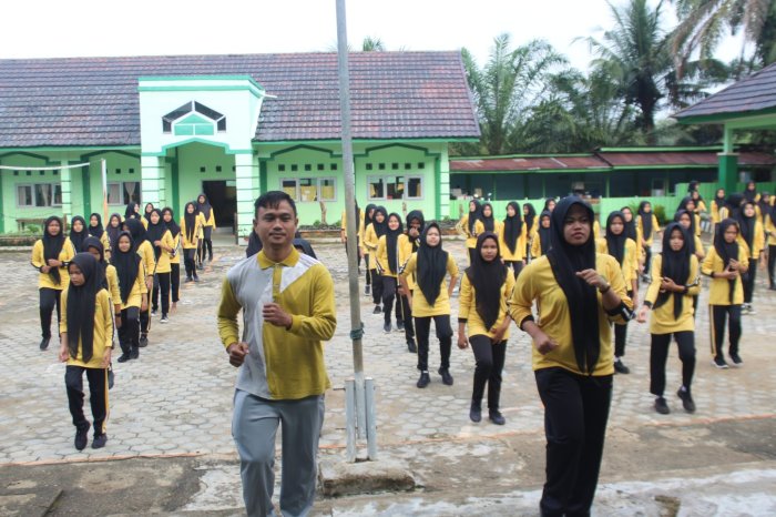 Semangat Pagi dan Kebersamaan Warnai Senam Kebugaran Jasmani di MTsN 7 Bungo