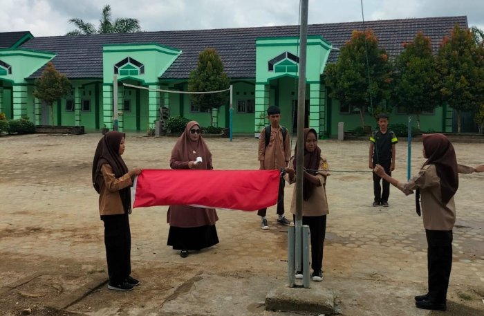 Kelas IX A MTsN 7 Bungo Gelar Latihan Petugas Upacara