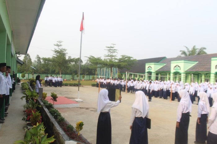 Upacara Bendera Senin di MTsN 7 Bungo Berlangsung Khidmat, Siswa Diajak Perkuat Disiplin dan Akhlak Upacara Bendera Senin di MTsN 7 Bungo Berlangsung Khidmat, Siswa Diajak Perkuat Disiplin dan Akhlak