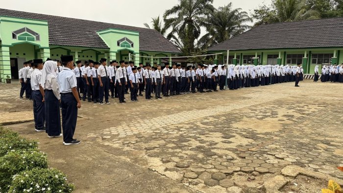 MTsN 7 Bungo Gelar Upacara Bendera Pembina Upacara, Tekankan Pentingnya Kedisiplinan dan Semangat Belajar