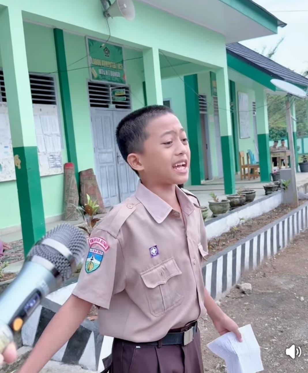 Abdullah Asia Memukau Penonton dengan Puisi â€œIndonesia Merdekaâ€ di Ajang MTsN 7 Bungo Mencari Bakat