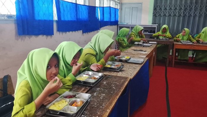 Hari Kedua Pendistribusian MBG di MTsN 7 Bungo, Siswa Antusias Nikmati Menu Bergizi