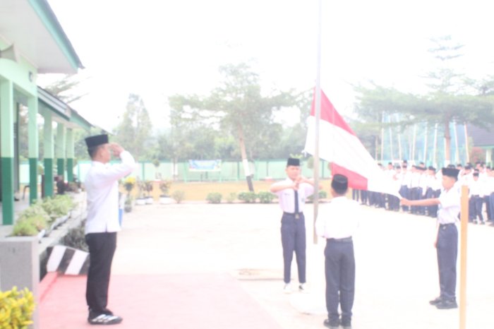 Pembina Upacara Ajak Siswa Pahami Makna Ikrar Janji Siswa Madrasah
