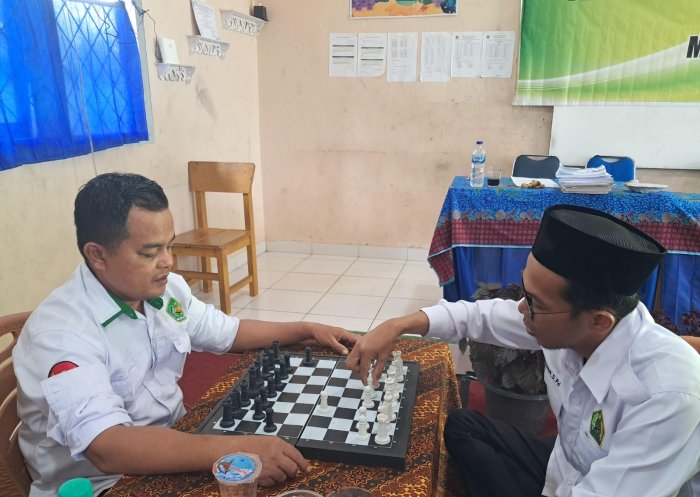 Latihan Intensif Catur Guru MTsN 7 Bungo Sambut Lomba HAB Kemenag ke-80