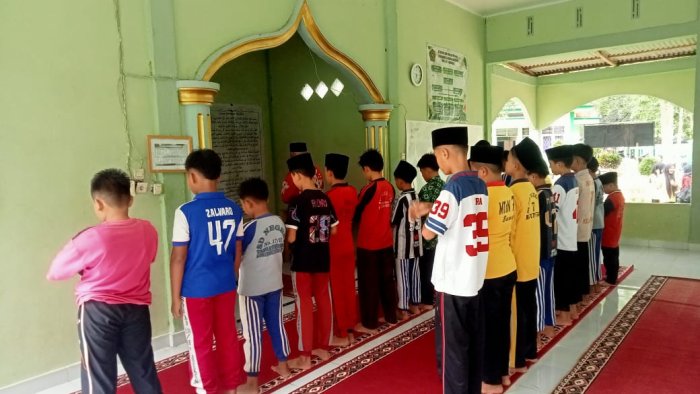 Pembiasaan Salat Berjamaah Bentuk Karakter Religius Siswa MTsN 7 Bungo
