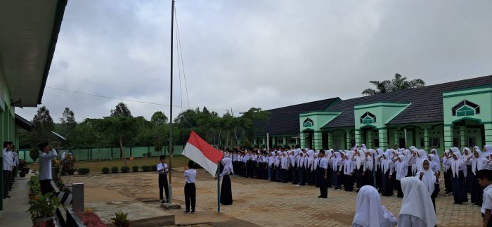 Upacara Bendera MTsN 7 Bungo Berjalan Khidmat, Tekankan Disiplin dan Kepedulian Lingkungan