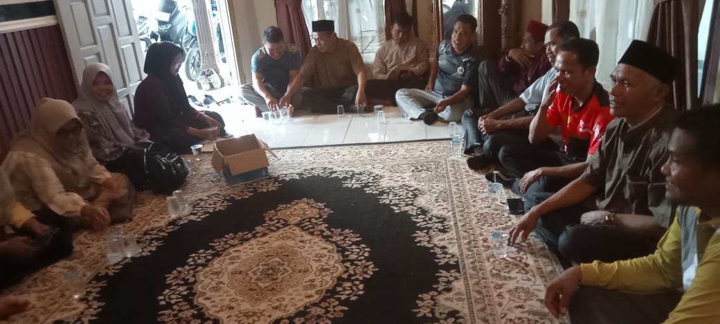 Keluarga Besar MTsN 7 Bungo Takziah atas Wafatnya Ibu Mertua Bapak Ahmad Mursalin