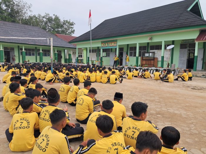 Semangat Belajar dan Pemanfaatan Media Sosial: Pesan Bapak Abdul Manap dalam Apel Pagi MTsN 7 Bungo