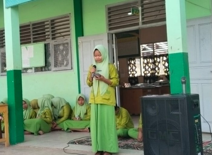 Siswi MTsN 7 Bungo Ingatkan Bahaya Pergaulan Bebas dalam Program Kultum Jumat