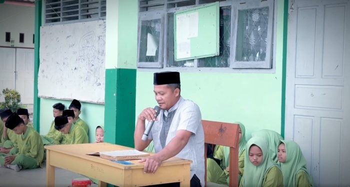Yasinan Pagi di MTsN 7 Bungo, Kepala Madrasah Bapak Firdaus Ar Tampil Sebagai Pembaca Kalam Illahi