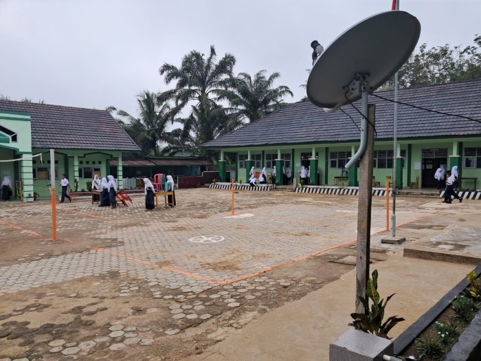 Usai Apel Pagi, Siswa MTsN 7 Bungo Gotong Royong Bersihkan Lingkungan Madrasah