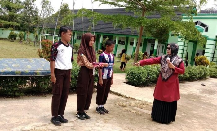 Kelas VIII C MTsN 7 Bungo Gelar Latihan Petugas Upacara