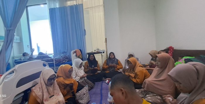 Guru dan Staf MTsN 7 Bungo Jenguk Rekan Guru yang Sakit, Wujudkan Kepedulian dan Semangat Kekeluargaan Guru dan Staf MTsN 7 Bungo Jenguk Rekan Guru yang Sakit, Wujudkan Kepedulian dan Semangat Kekeluargaan