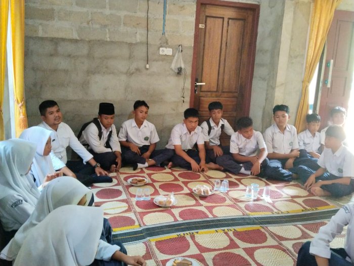 MTsN 7 Bungo Tunjukkan Kepedulian Melalui Kunjungan Siswa ke Rumah Teman yang Sakit