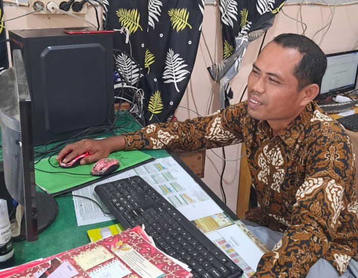 Menjelang Penginputan Nilai, Operator Pastikan Aplikasi RDM di MTsN 7 Bungo Siap Digunakan