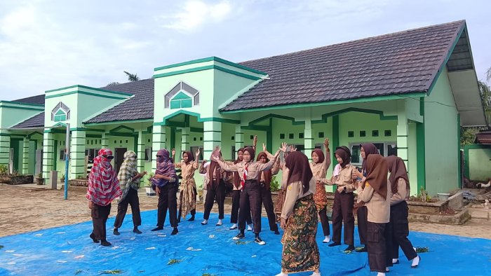 Siswa Kelas VIII C Tampilkan Drama Preman in Love di Ajang MTsN 7 Bungo Mencari Bakat