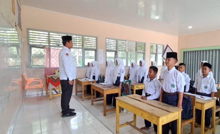 Implementasi Pendidikan Karakter, Siswa MTsN 7 Bungo Nyanyikan Lagu Kebangsaan di Awal Pembelajaran