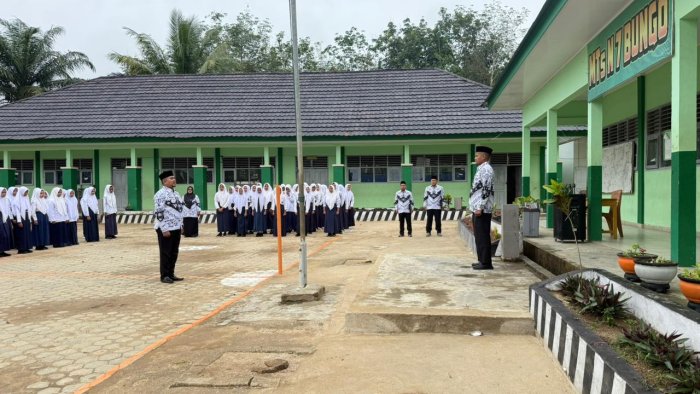 Peringatan Hari Guru Nasional (HGN) di MTsN 7 Bungo: Guru Sukses Jadi Petugas Upacara