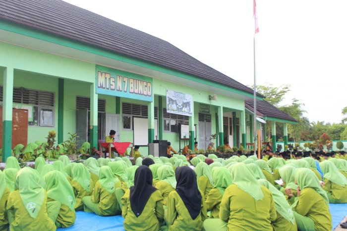 Yasinan Jumat Pagi di MTsN 7 Bungo Berlangsung Khidmat, Siswa Kelas VII B Tampil Jadi Petugas Yasinan Jumat Pagi di MTsN 7 Bungo Berlangsung Khidmat, Siswa Kelas VII B Tampil Jadi Petugas