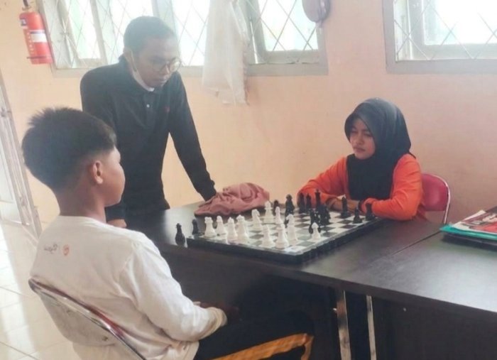 Tak Boleh Salah Langkah, Siswa MTsN 7 Bungo Matangkan Strategi Catur KOMPAS 2026