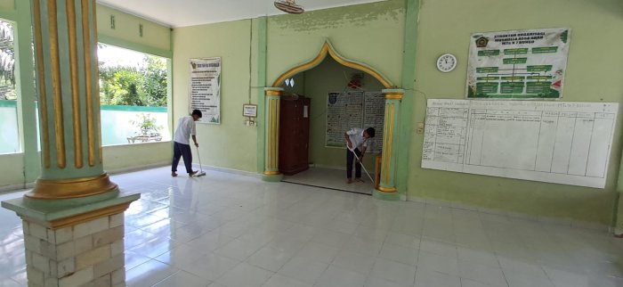 Siswa MTsN 7 Bungo Tunjukkan Kepedulian Lingkungan Melalui Kegiatan Bersih-Bersih Musholla