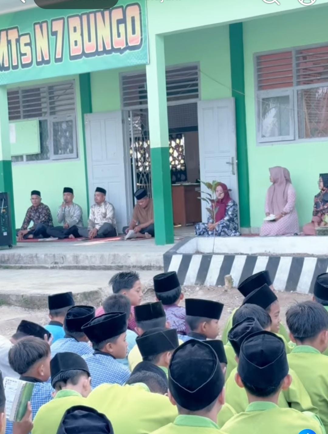 MTsN 7 Bungo Kembali Gelar Kegiatan Jumâ€™at Berkah Penuh Makna, Guru dan Tenaga Kependidikan Jadi Petugas Utama