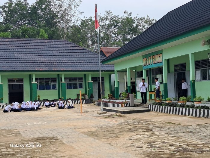 Kamad MTsN 7 Bungo Berikan Pembinaan Disiplin dan Motivasi Siswa, Dorong Lingkungan Madrasah Bersih dan Produktif