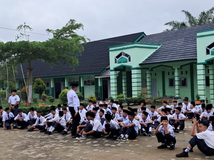 Razia Disiplin MTsN 7 Bungo, Wujud Penegakan Tata Tertib dan Pembinaan Karakter Siswa