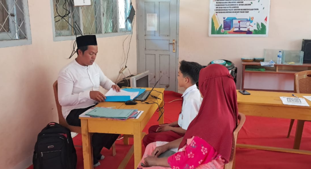 Awal Pendaftaran PPDB MTs Negeri 7 Bungo, Sejumlah Orang Tua Calon Siswa Masih Kesulitan Mendaftar Secara Online