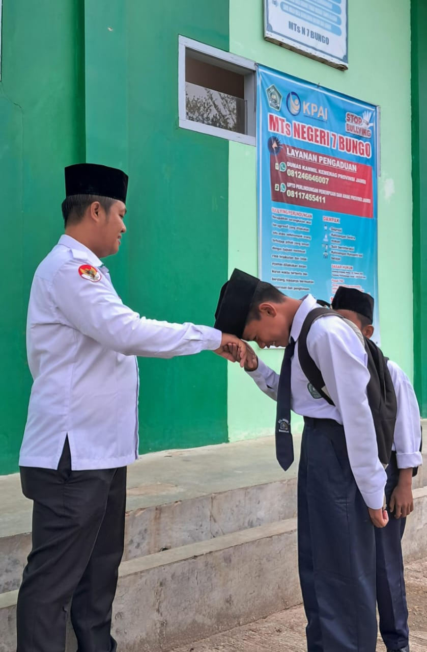 Hangatnya Pagi di MTsN 7 Bungo: Tradisi Bersalaman Bangun Kedekatan Siswa dan Guru