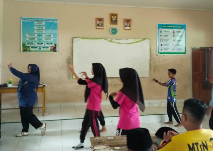 Siswa Kelas VII C MTsN 7 Bungo Praktik Seni Tari Daerah Jambi Bersama Ibu Widyawati