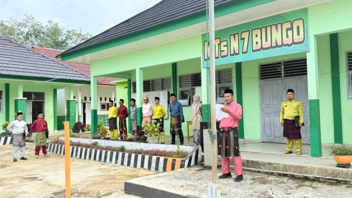 Civitas Akademika MTsN 7 Bungo Gelar Upacara HUT ke-69 Provinsi Jambi dengan Penuh Khidmat