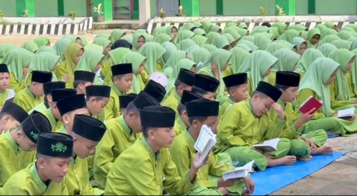 Jumat Pagi Berkah, Warga MTsN 7 Bungo Awali Hari dengan Pembacaan Yasin dan Kajian Keagamaan