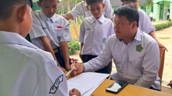 Habibi, S.Pd Manfaatkan Waktu Istirahat untuk Ciptakan Suasana Belajar Menyenangkan Melalui Game Edukatif