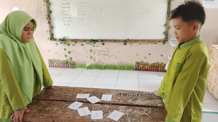 Belajar Adverb of Place Jadi Seru dengan Games Interaktif Whats Missing? di Kelas VIII A MTsN 7 Bungo