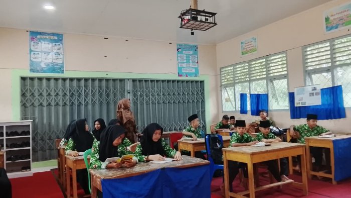Wali Kelas VII A MTsN 7 Bungo Lakukan Penguatan Tahfidz Surah At-Tin dan Al-Insyirah