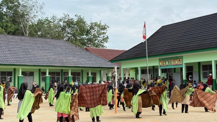 Siswi MTsN 7 Bungo Tampilkan Tari Massa Nanpam Basamo dengan Penuh Semangat pada Pembukaan Lomba HUT PGRI ke-80