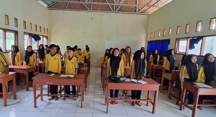Semangat Nasionalisme di Kelas: MTsN 7 Bungo Terapkan Lagu Indonesia Raya sebelum KBM