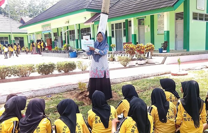 Belajar Bahasa Inggris Lebih Kontekstual, Siswa MTsN 7 Bungo Pelajari Singular and Plural Nouns dengan Metode Observasi Lingkungan Belajar Bahasa Inggris Lebih Kontekstual, Siswa MTsN 7 Bungo Pelajari Singular and Plural Nouns dengan Metode Observasi Lingkungan