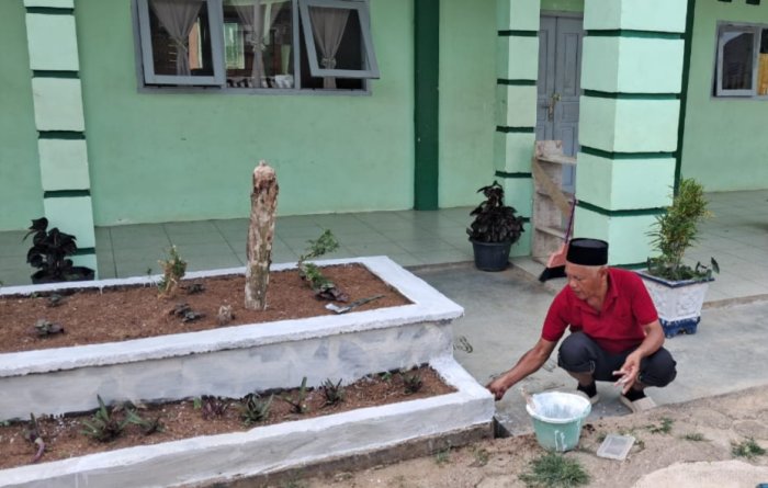 Guru MTsN 7 Bungo Perindah Lingkungan dengan Memperbarui Cat Taman