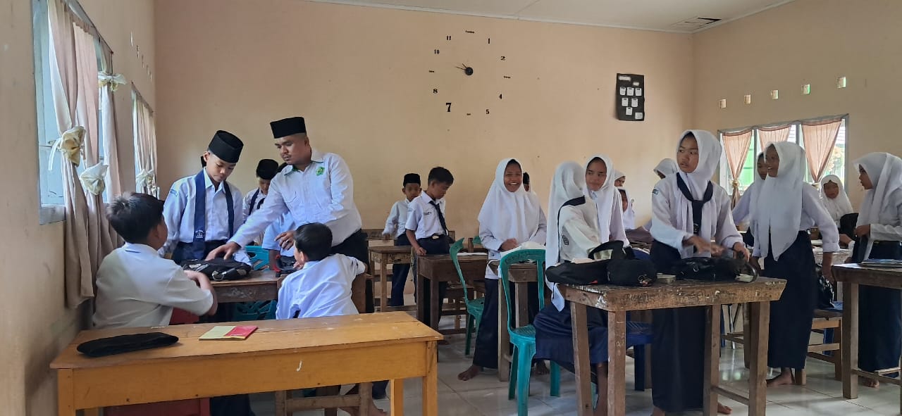 Guru BK MTs Negeri 7 Bungo Gelar Razia dan Geledah Barang Bawaan Siswa, Antisipasi Barang Terlarang di Madrasah