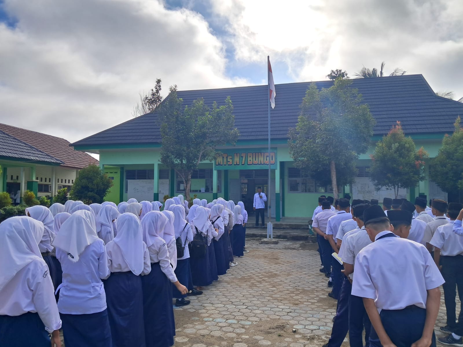 Kepala MTs Negeri 7 Bungo Pimpin Apel Pembukaan Ujian Akhir Semester Genap Bagi Kelas IX Tahun Pelajaran 2024/2025