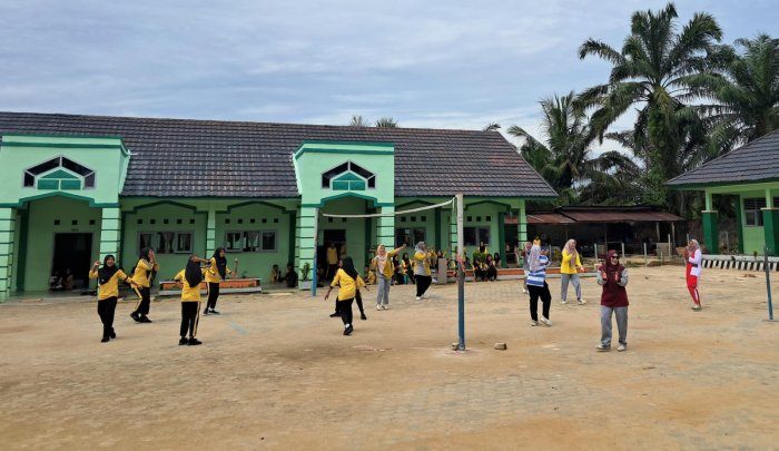 Suasana Istirahat Pertama di MTsN 7 Bungo Semakin Meriah, Guru dan Siswa Bermain Voli Bersama