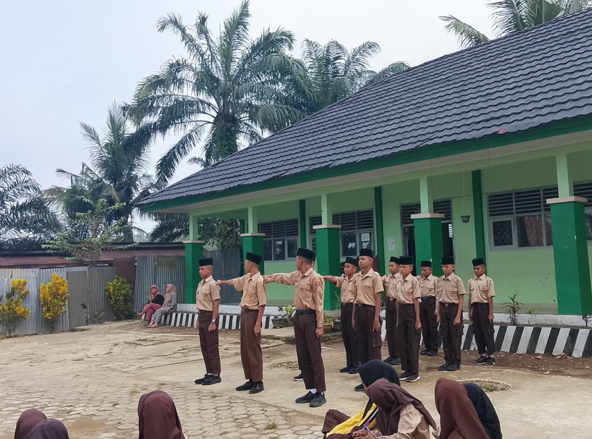 Tim LKBB MTsN 7 Bungo Tampil Memukau, Semarakkan Pergelaran Minat dan Bakat