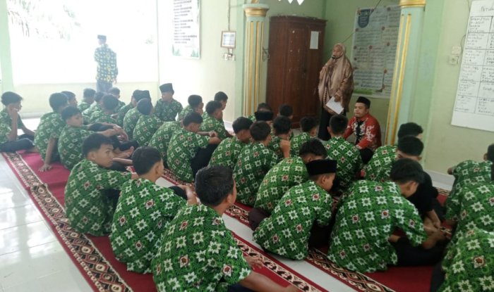 Siswa MTsN 7 Bungo Biasakan Shalat Berjamaah dan Kultum Bergilir di Musholla Madrasah