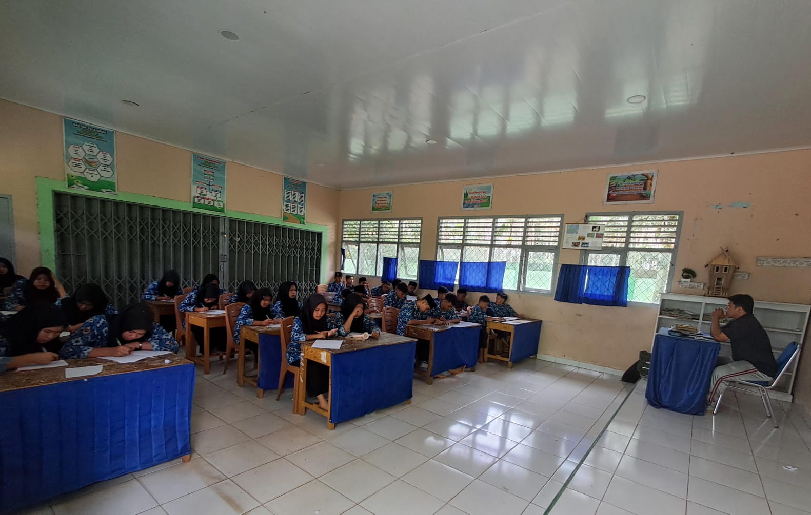 Hari Terakhir Ujian Semester Genap Kelas IX di MTs Negeri 7 Bungo Berjalan Tertib dan Lancar