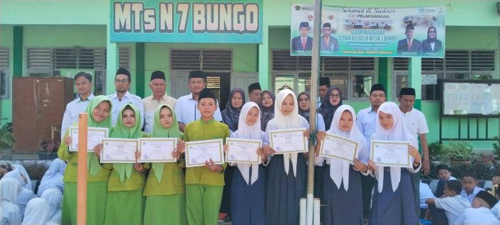 Penuh Kebanggaan, MTsN 7 Bungo Anugerahkan Sertifikat Tahfiz Juz 30 kepada Siswa Kelas IX