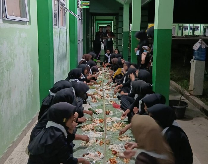 Makan Malam Bersama Warnai Keakraban Kemah PMR MTsN 7 Bungo